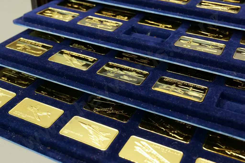 cased set of 'Janes Medallic Register' World's Great Aircraft gold-on-bronze ingots - two are missing Image 1++