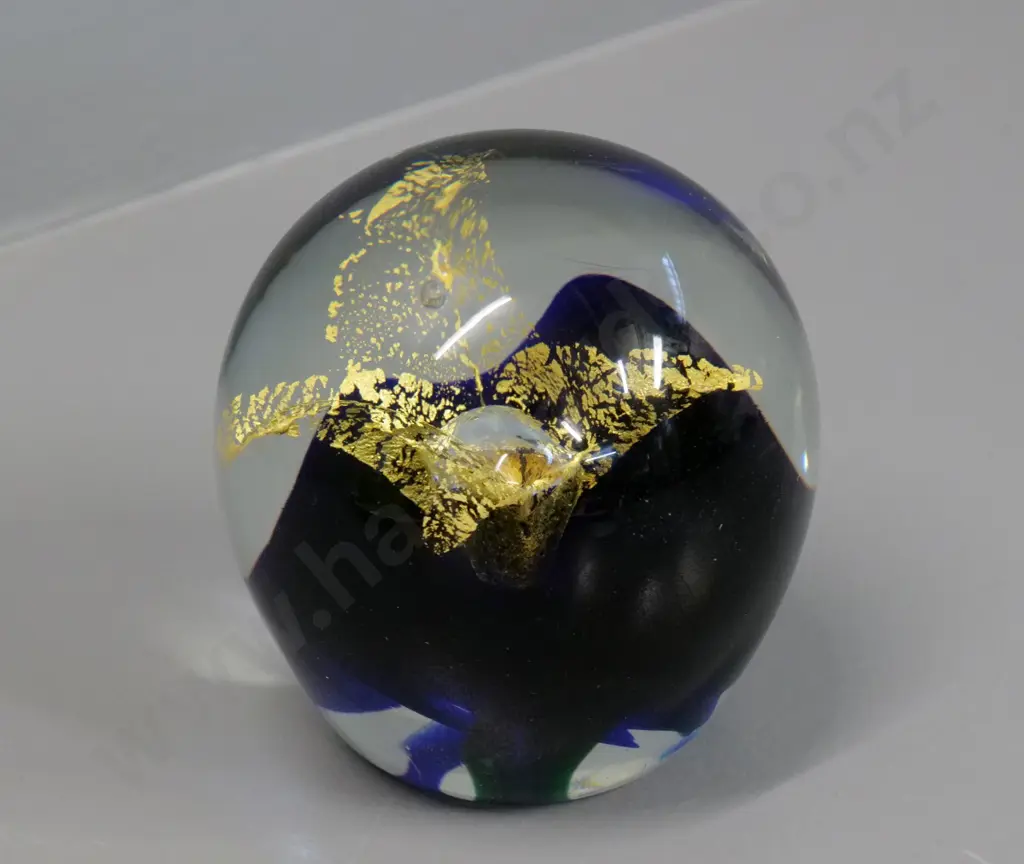 Garry Nash signed art glass paperweight H-90 Diameter approx 90 Image 1++