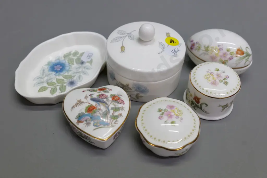 5 Wedgwood lidded trinkets and a pin dish - largest is diameter 80 Image 1++