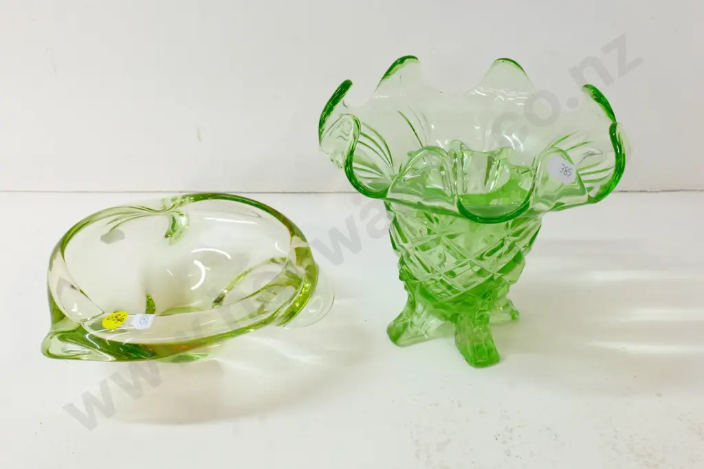green depression glass bowl with frog Diameter 180 and green art glass bowl Image 1++