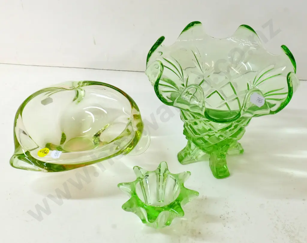 green depression glass bowl with frog Diameter 180 and green art glass bowl Image 1++