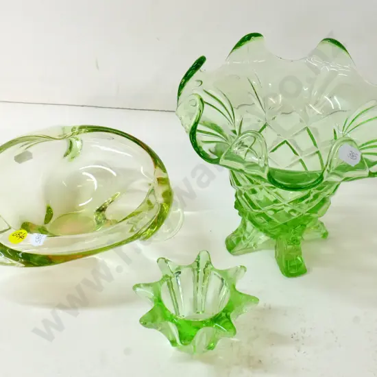 green depression glass bowl with frog Diameter 180 and green art glass bowl