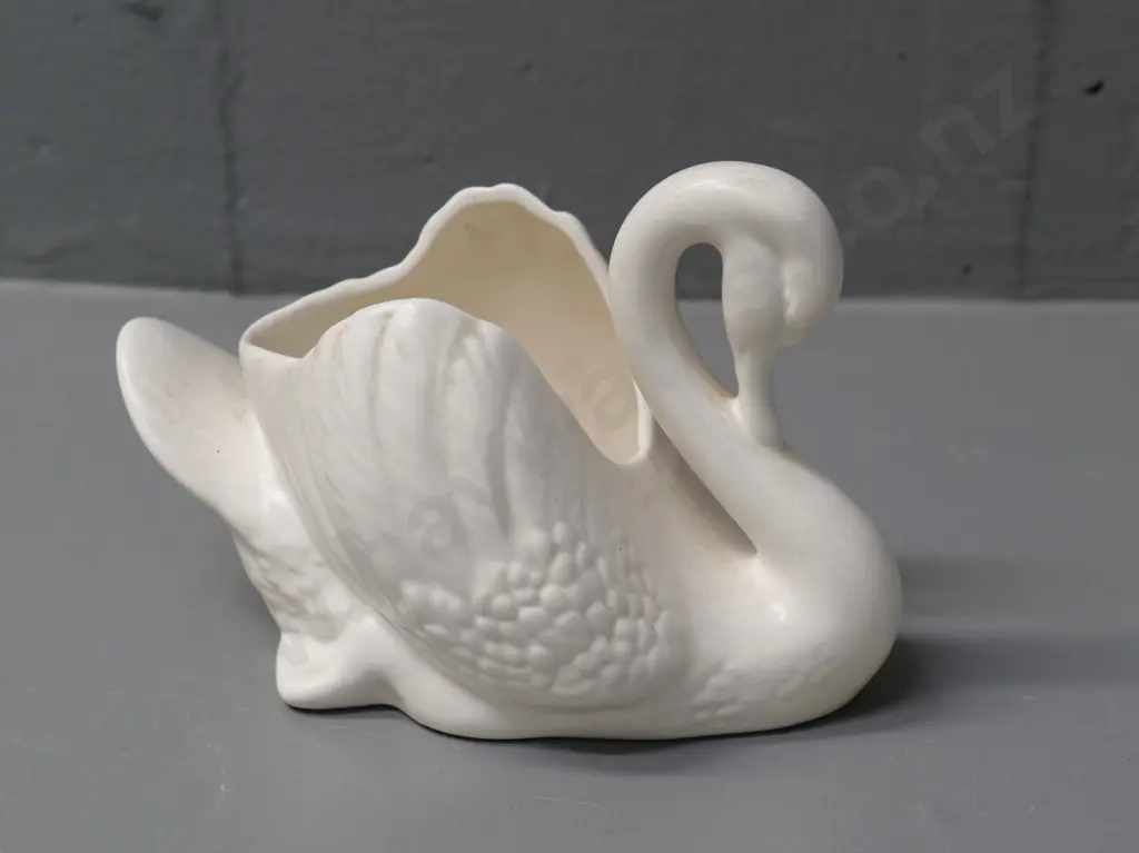 small Crown Lynn swan vase No. 154 - hairline crack to rim Image 1++