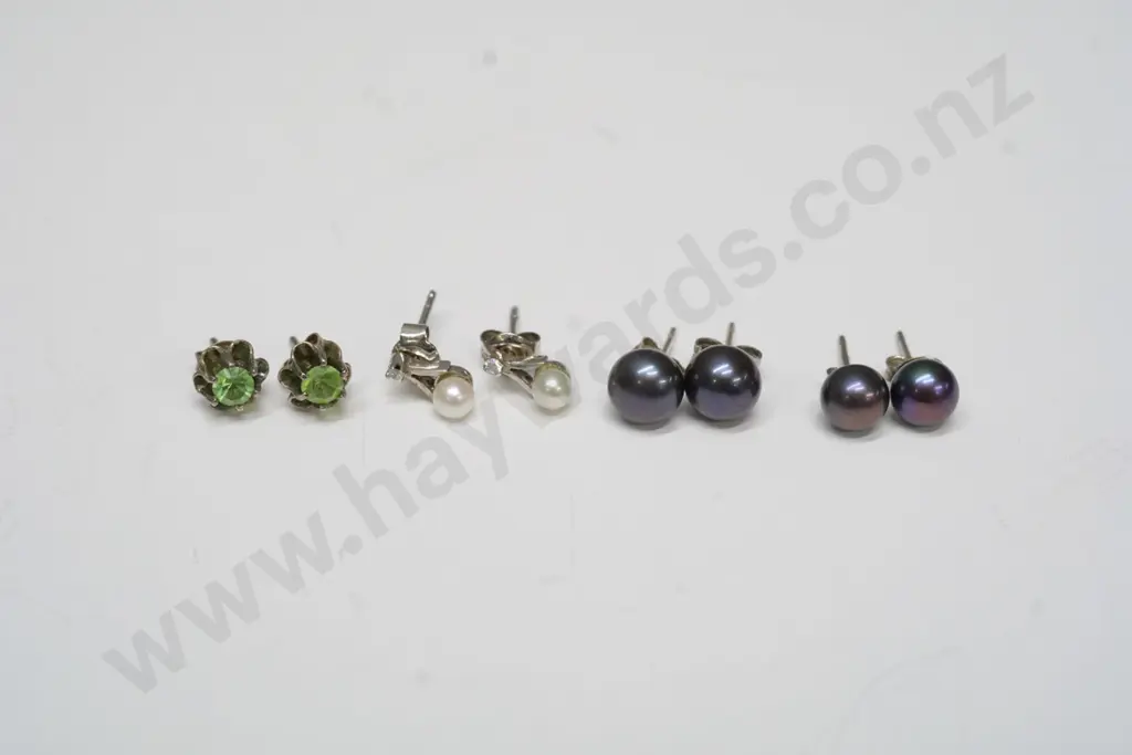 4 pairs asstd stud earrings Image 1++