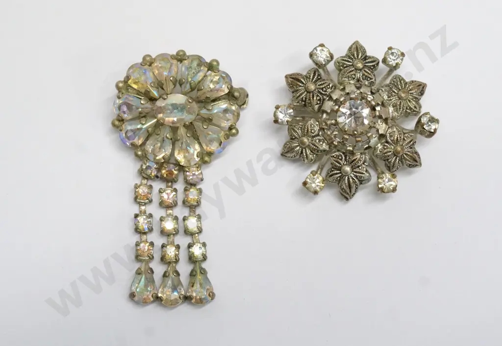 2 costume brooches Image 1++