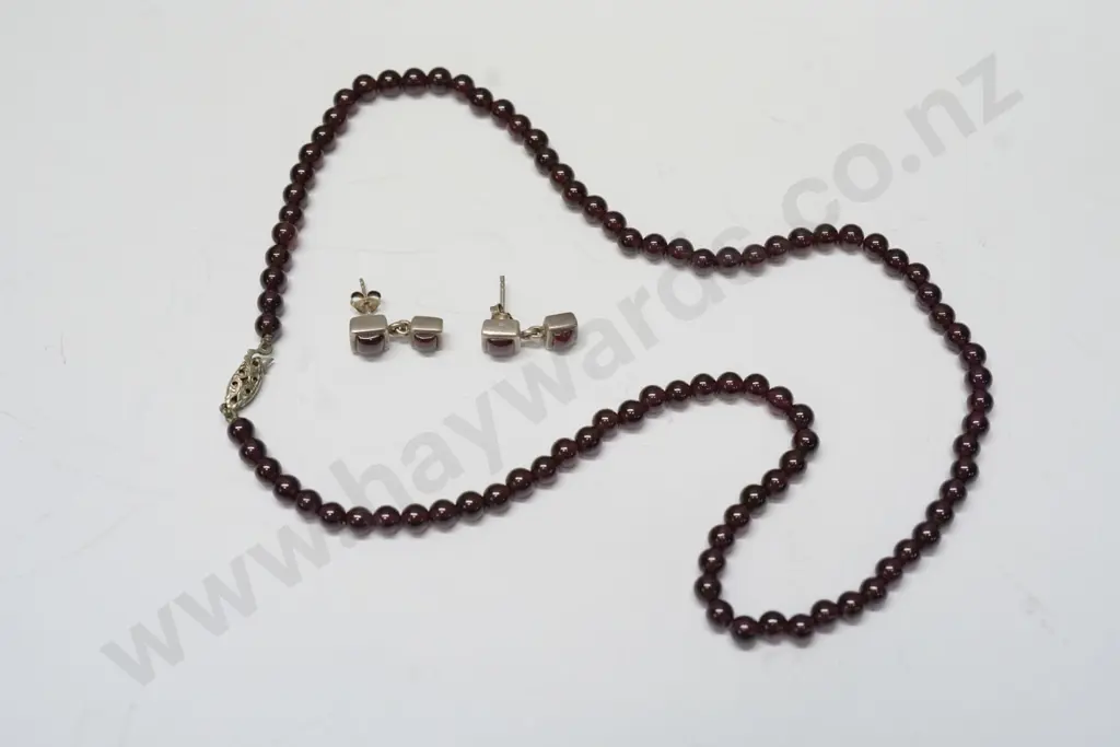 rhodolite garnet necklace & pair of rhodolite garnet earrings Image 1++