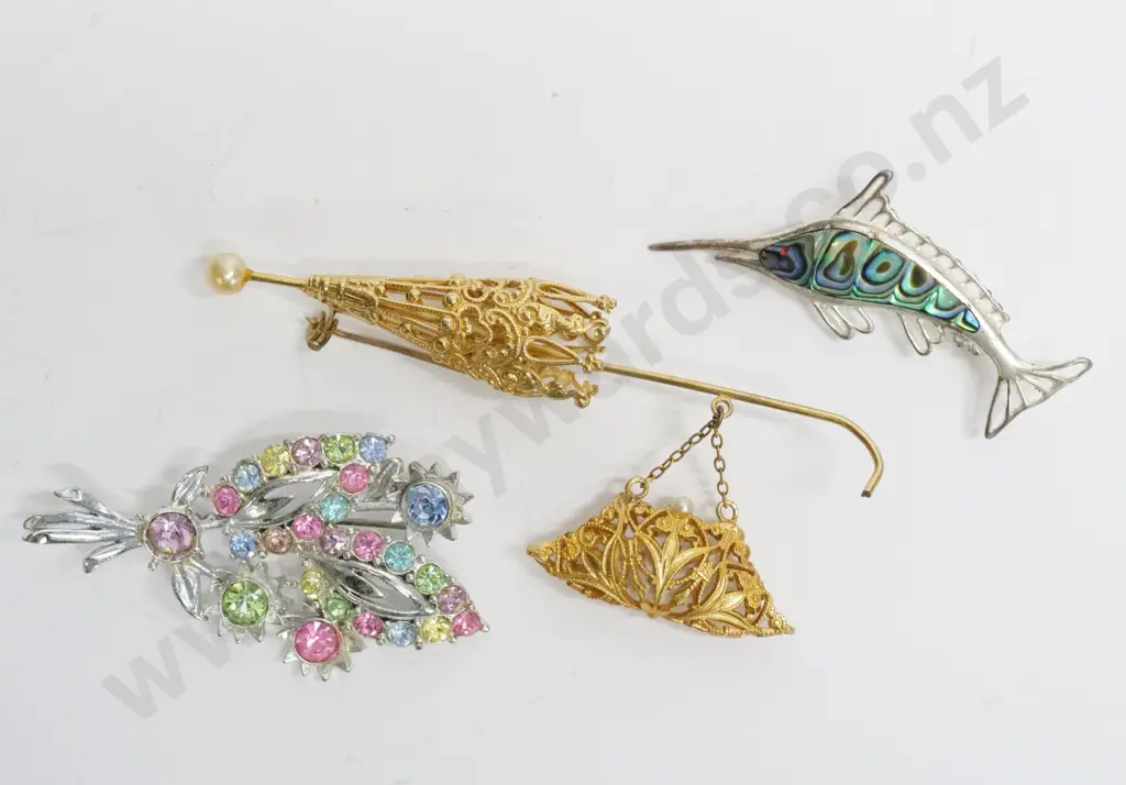 3 costume brooches Image 1++