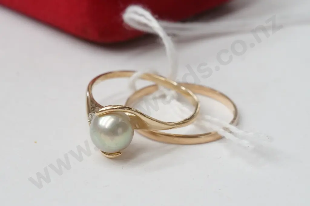 18ct gold band & 14k pearl ring Image 1++
