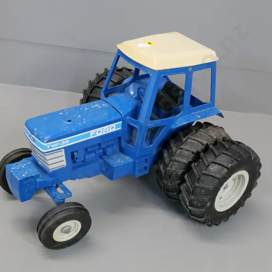 large cast metal and plastic ERTL cast metal Ford TW-35 tractor with working steering - H-260 L-360 W-340 across wheels