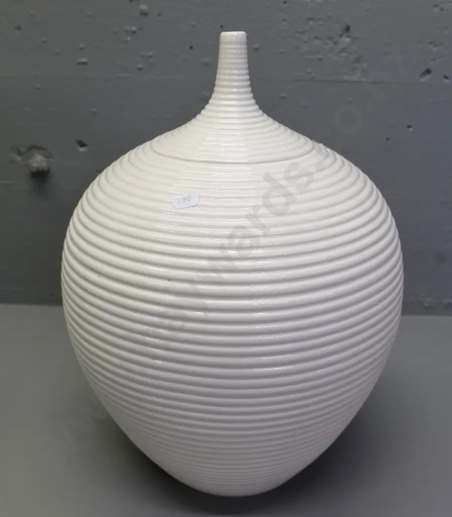 large narrow-neck pottery vase with ribbed pattern - no maker's mark H-400 Diameter approx. 300 Image 1++