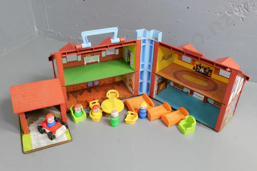 retro Fisher Price doll's house with furniture and figures - hinged and has carry handle H-220 L-420 closed Image 1++