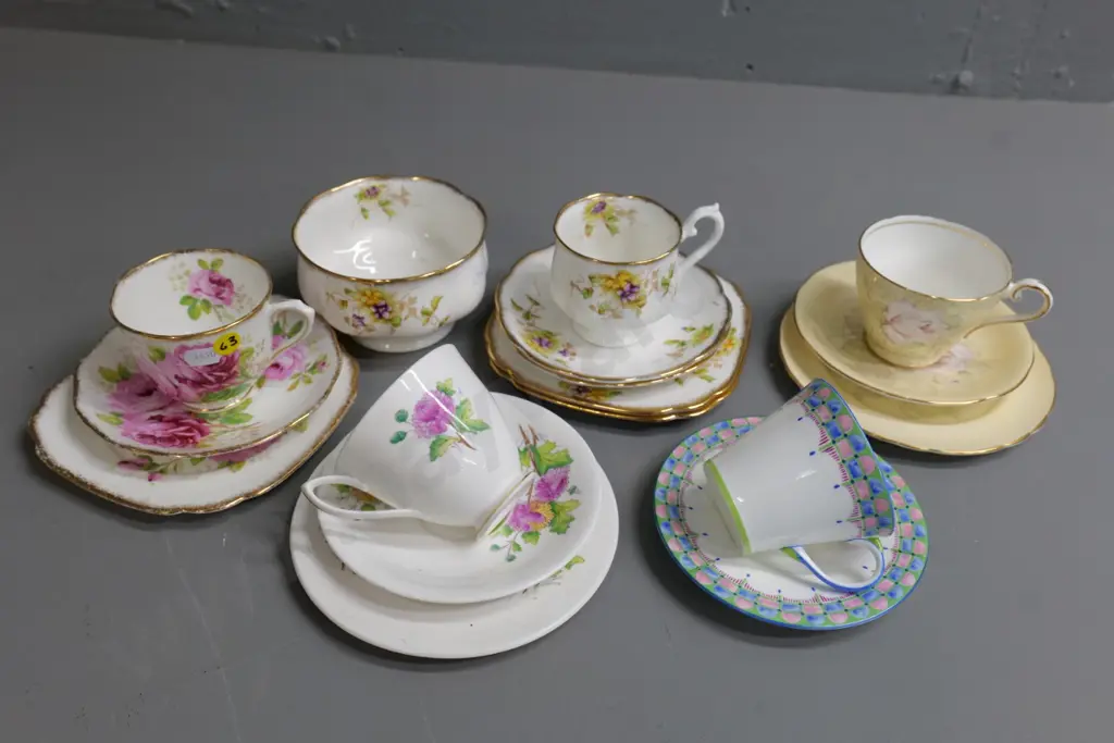 Royal Albert - 3 trios & sugar, odd saucer and plate and Aynsley trio, cup & saucer Image 1++