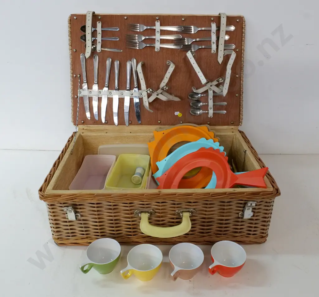 plastic coated cane picnic hamper with part contents H-210 W-650 D-400 Image 1++