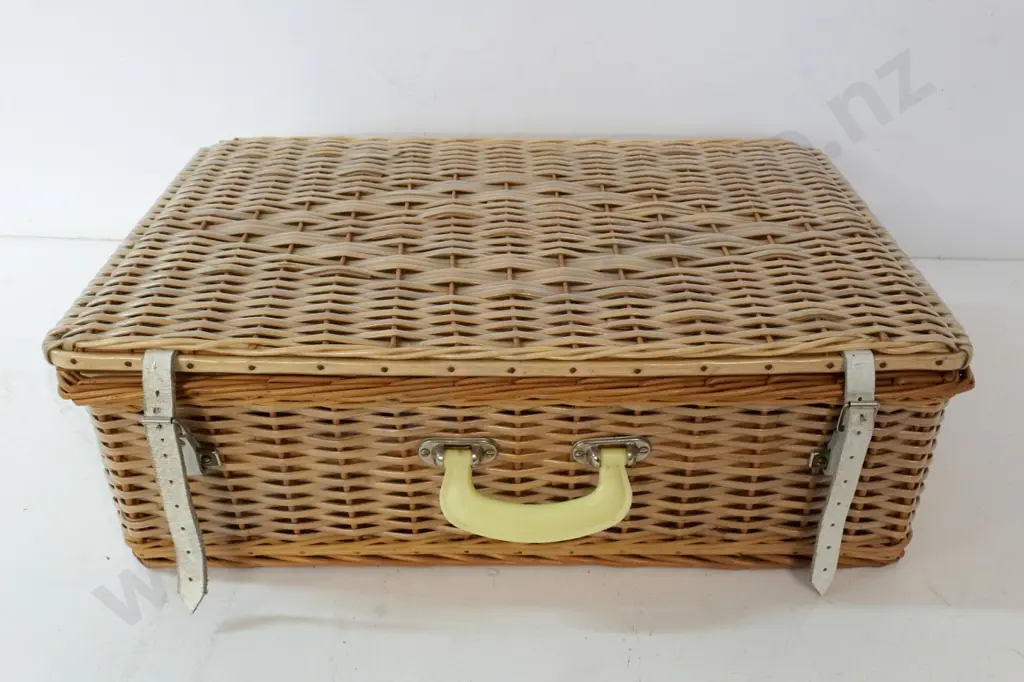plastic coated cane picnic hamper with part contents H-210 W-650 D-400 Image 1++