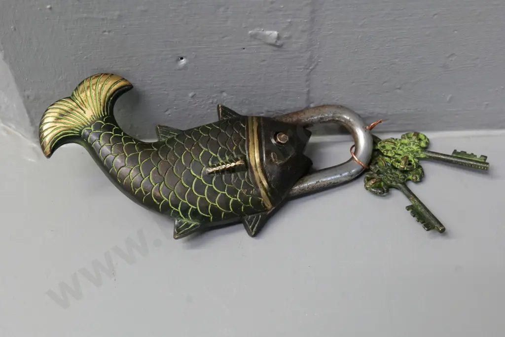 heavy brass fish-shaped padlock with green and black finish, 2 ornate keys L-180 Image 1++