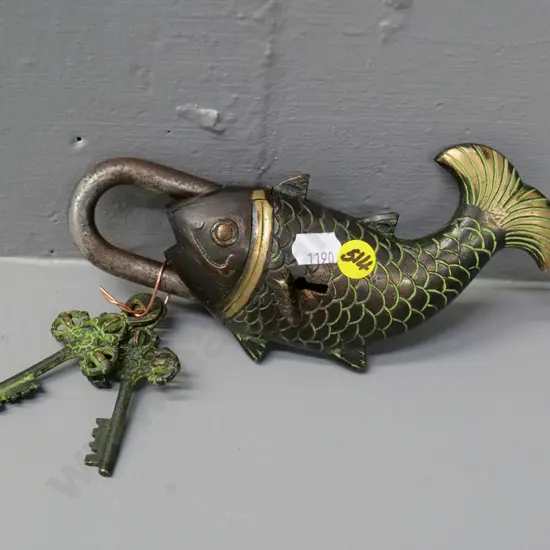 heavy brass fish-shaped padlock with green and black finish, 2 ornate keys L-180