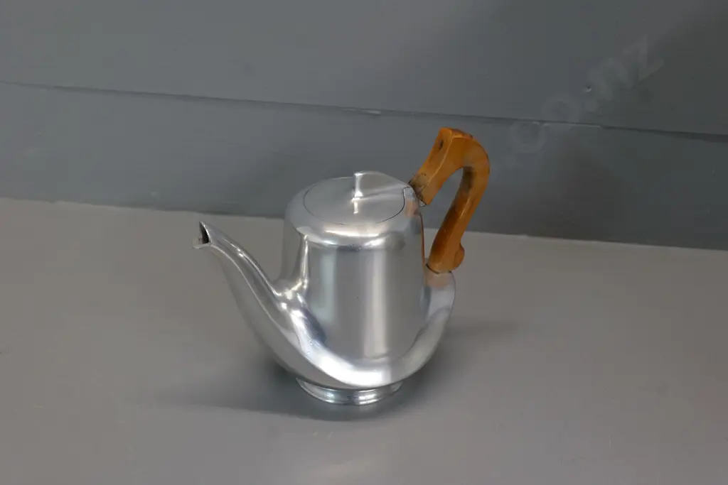 Picquot Ware pewter teapot with wood handle H-170 Image 1++