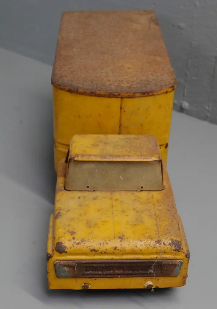 Li'l Beaver Hertz moving truck - made in Canada - corrosion and missing back door H180 L450 Image 1++