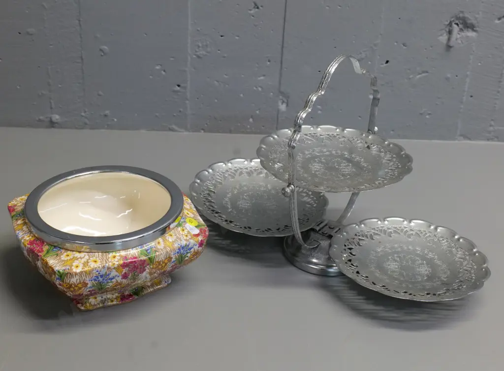 chrome rimmed Royal Winton Marguerite salad bowl and a folding 3-plate serving stand Image 1++