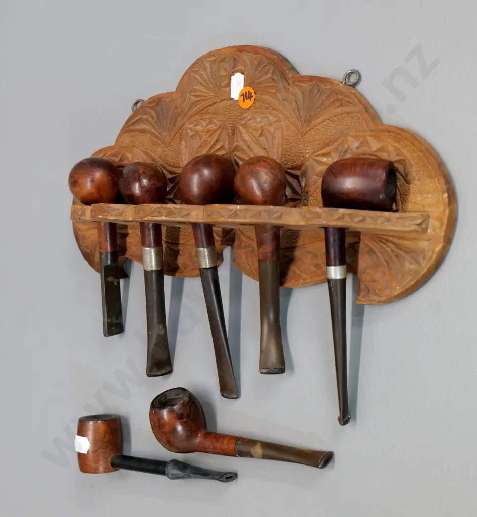 chip-carved wall hanging pipe rack H-150 W-300 and 7 assorted smoker's pipes Image 1++