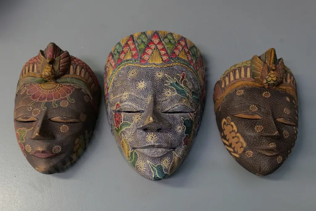 3 Indonesian wooden wall masks - crack to one, chip to nose of largest H-210 Image 1++