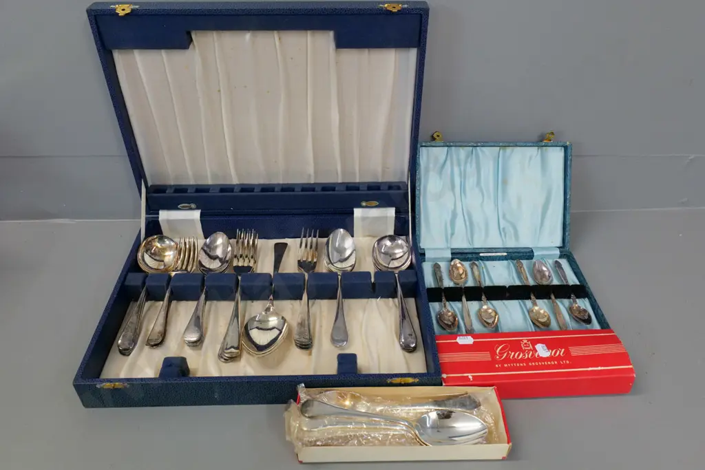 silver-plated cutlery - canteen missing 3 small forks, boxed dinner spoons and cased set of teaspoons Image 1++