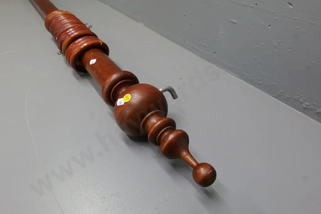 Victorian solid mahogany curtain rail with rings - one finial needs tightening, some cracks to rings L-1640 Image 1++
