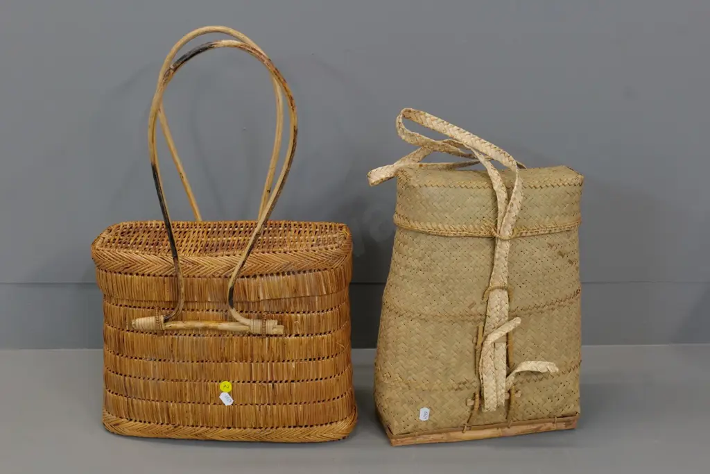 2 woven lidded baskets from Borneo - one with cane handles H-340 Image 1++