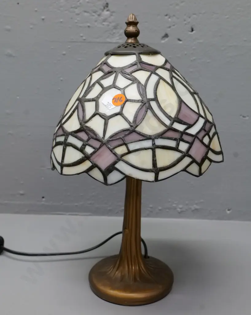 reproduction Tiffany style small table lamp - composite base, glass shade H-340 Image 1++