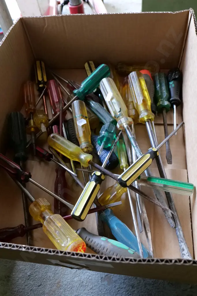 box of screwdrivers Image 1++