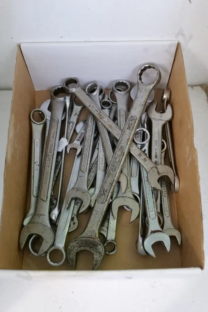 box of open and ring spanners Image 1++