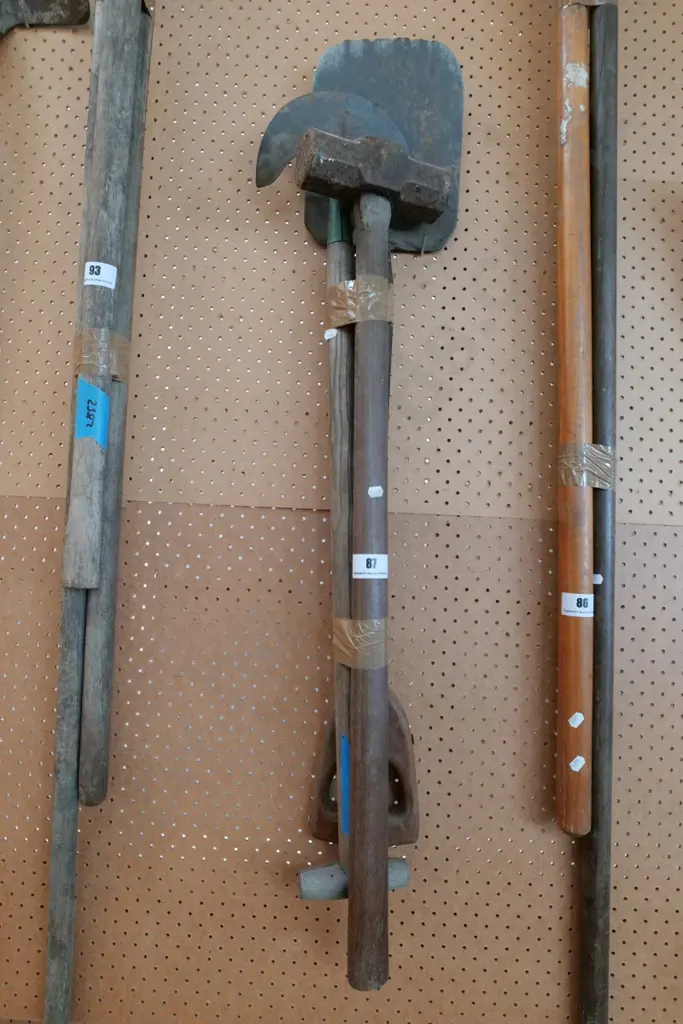 spade, garden edger, sledge hammer Image 1++