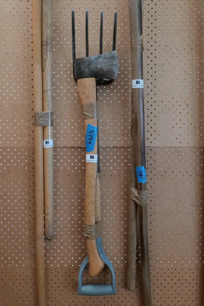 garden fork, small axe Image 1++