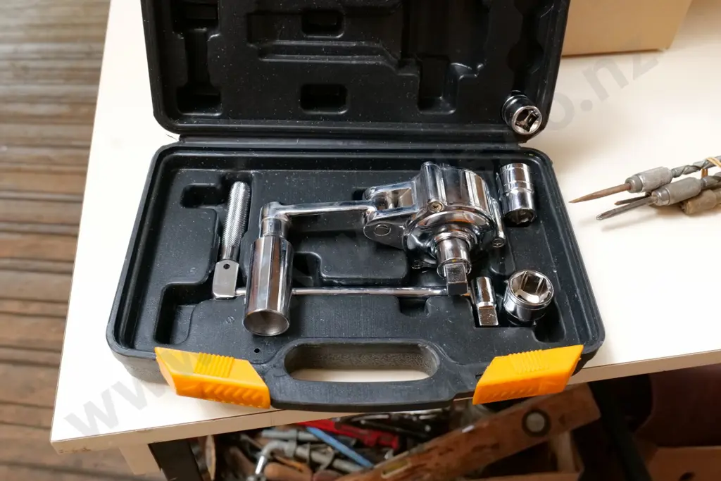 cased torque multiplier Image 1++
