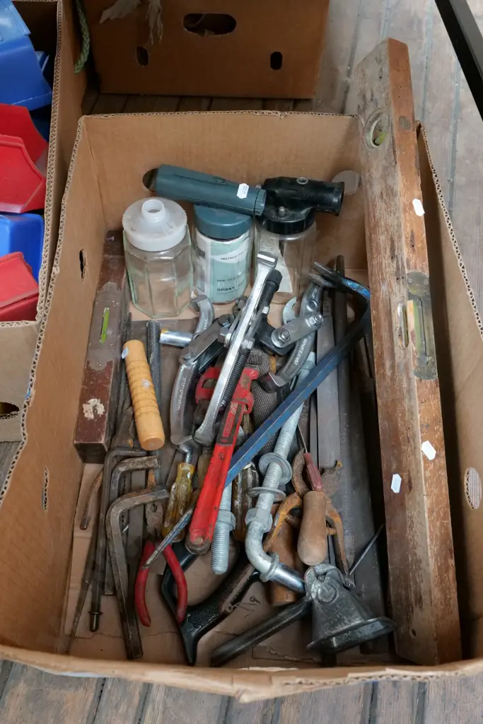 box; valve puller, rasps, files etc Image 1++