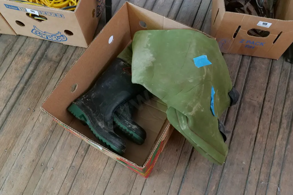 pair of size 9 neoprene waders Image 1++