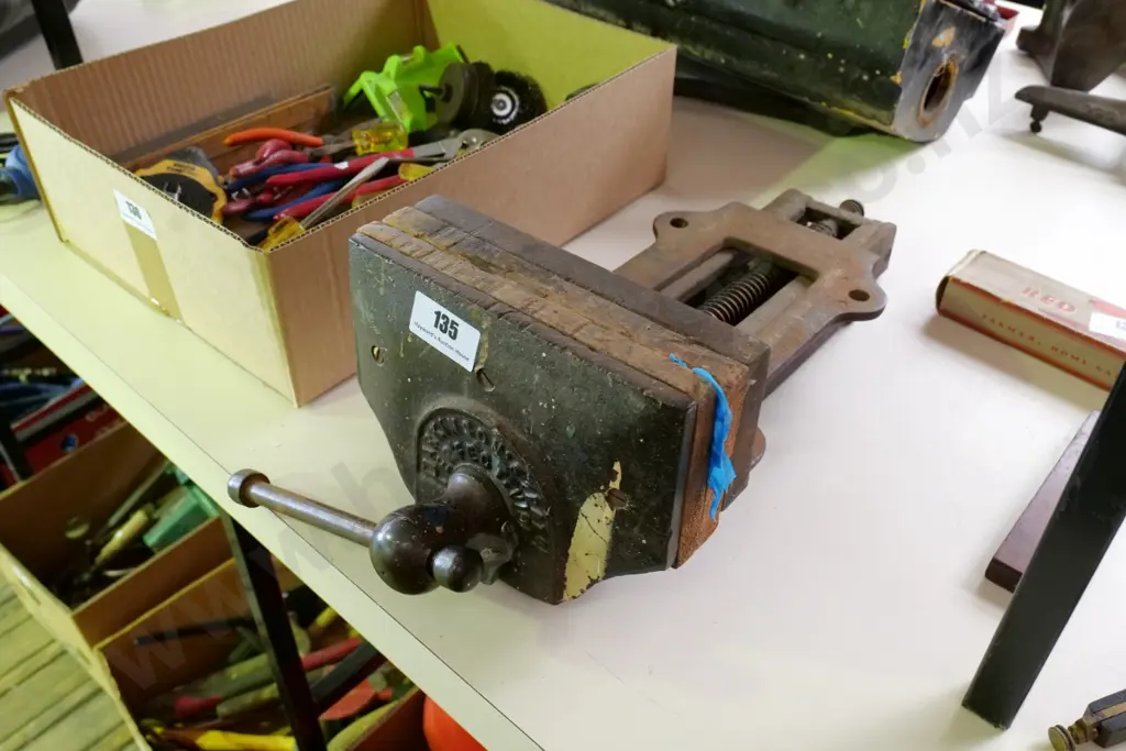 large vintage quick release carpenters vice Image 1++