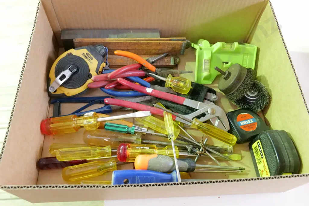 box; screwdrivers, chalk lines etc Image 1++