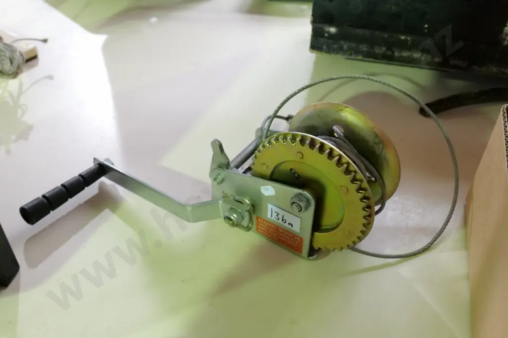 1200 lb capacity hand winch Image 1++