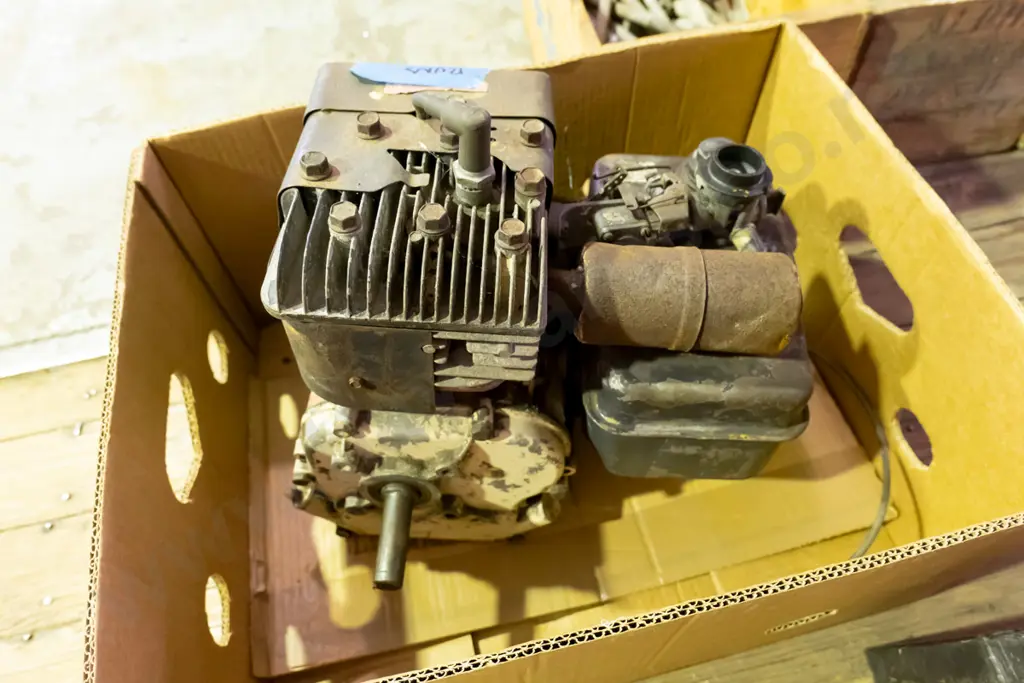 Briggs and Stratton 4 stroke motor - working, needs bolt for air filter Image 1++