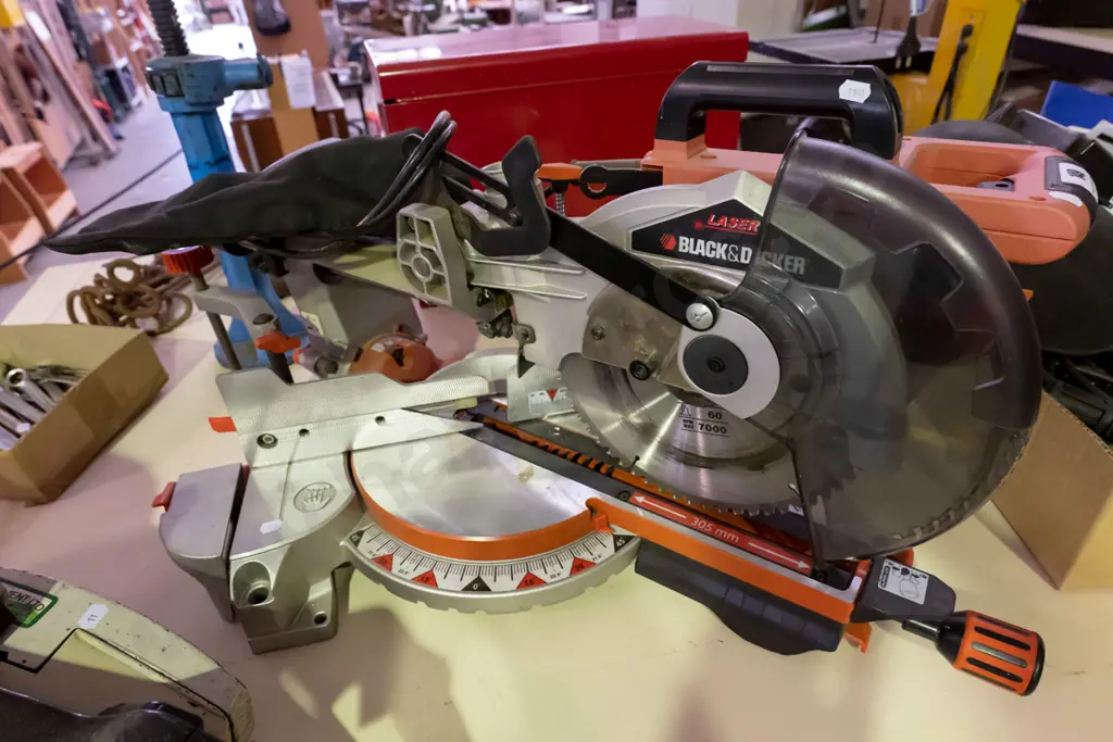 Black & Decker drop saw Image 1++