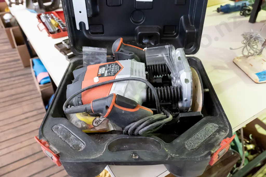 BD cased plunge router Image 1++