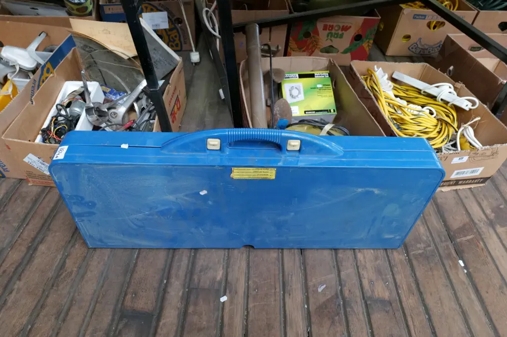 plastic fold out picnic table in carry case Image 1++