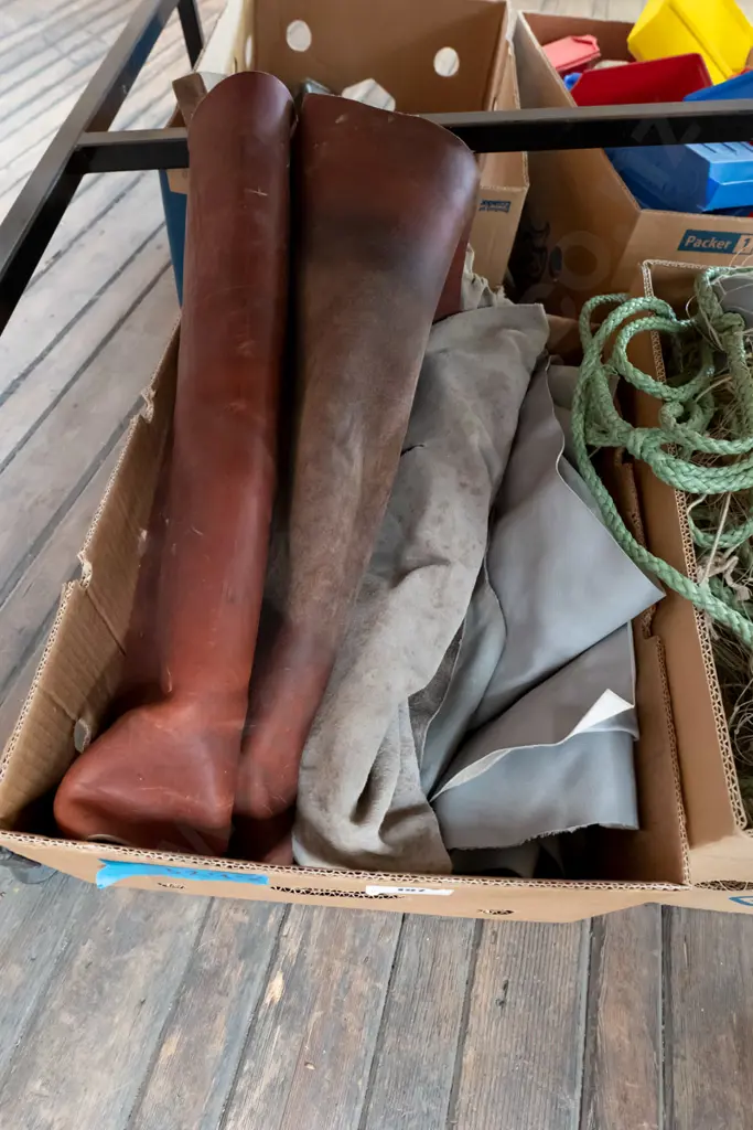 box; leather and vinyl Image 1++