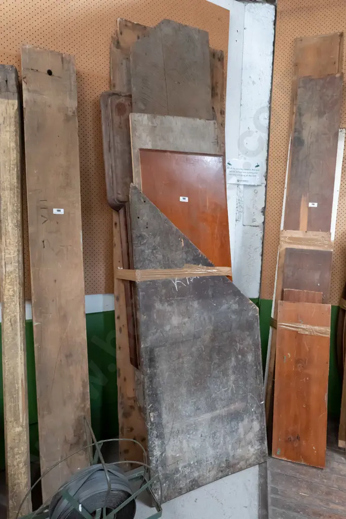 various lengths of timber - kauri and mahogany  L-2500 Image 1++