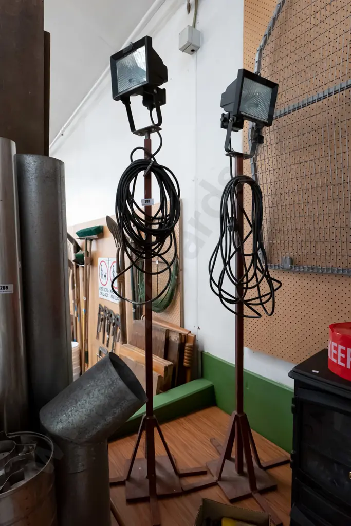 2 halogen lights on heavy metal stands Image 1++