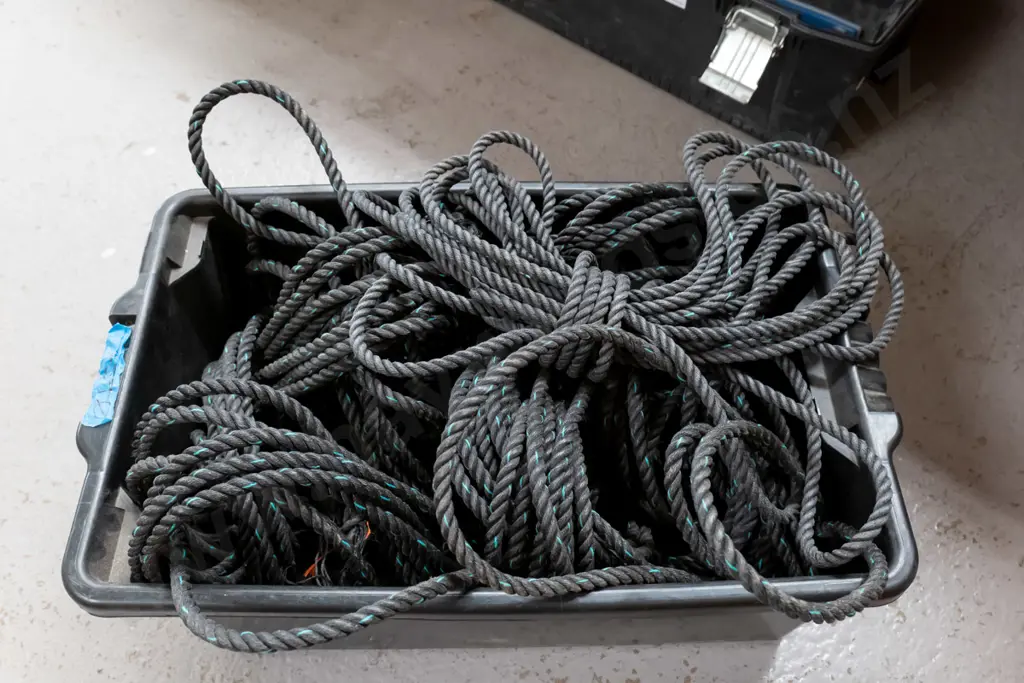plastic tub and rope Image 1++