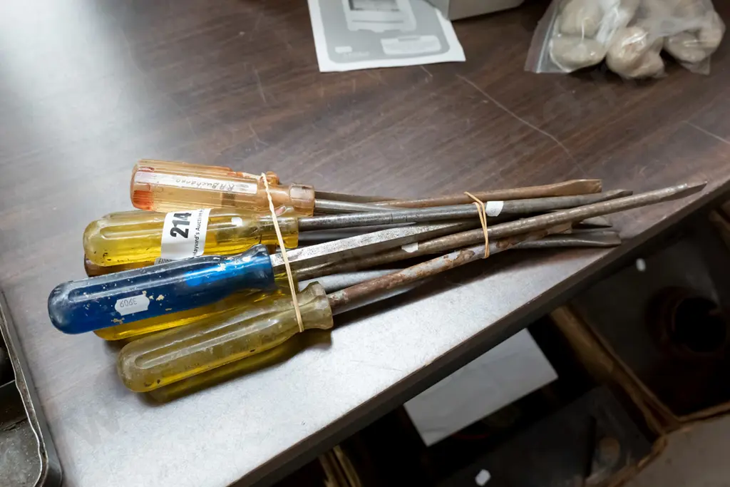 bundle of long screwdrivers Image 1++
