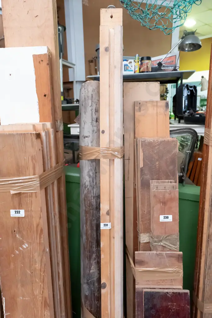 various lengths of timber - rimu Longest L-2000 Image 1++