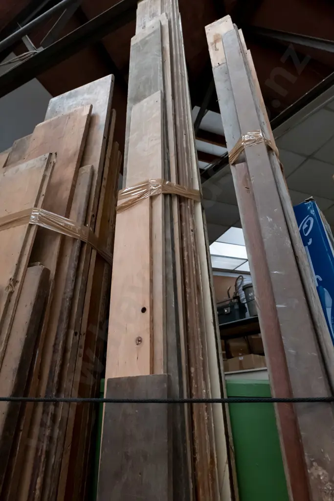 various lengths of timber - rimu and pine Longest L-4000 Image 1++